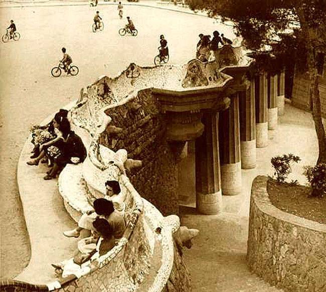 Parc Güell history and secrets bench black and white