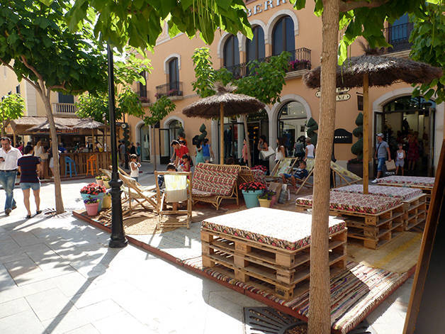 La Roca Village from Barcelona: Bus, Guide and VIP card 10% off