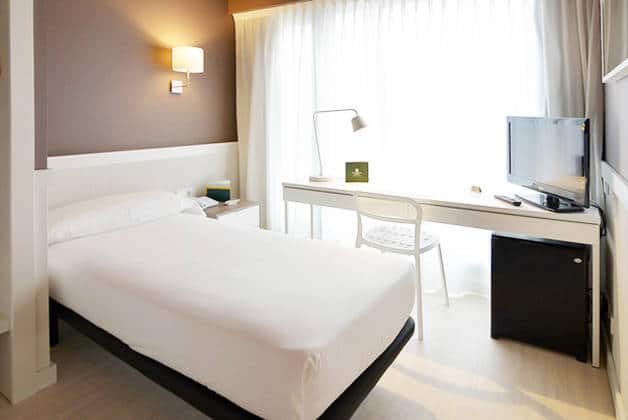 hôtel Para·lel room single bed