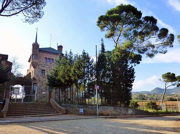 colonia güell school