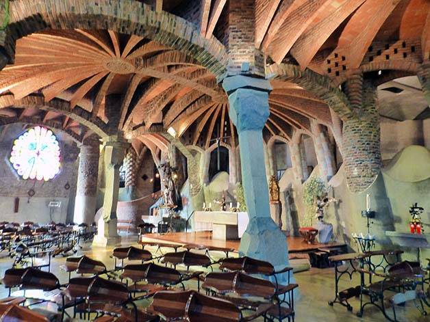 colonia-guell-interior