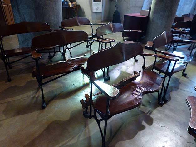 colonia guell crypt benches