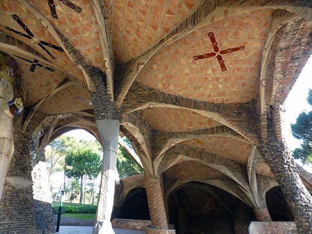 crypt colonia güell pillars