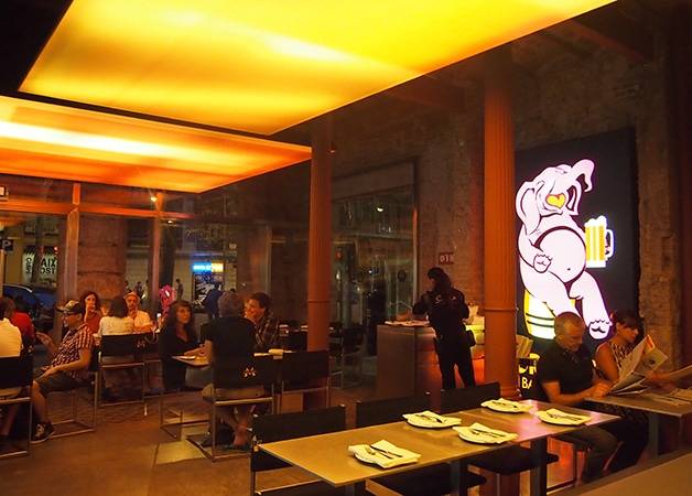 Fàbrica Moritz: creative tapas in a historical and trendy bar