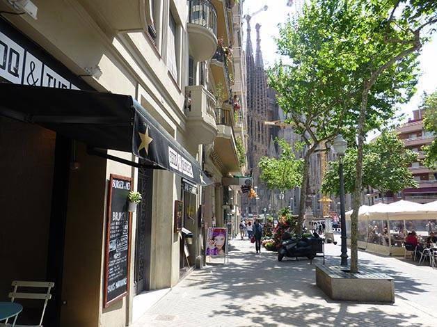 Places to eat before or after a visit to Sagrada Familia