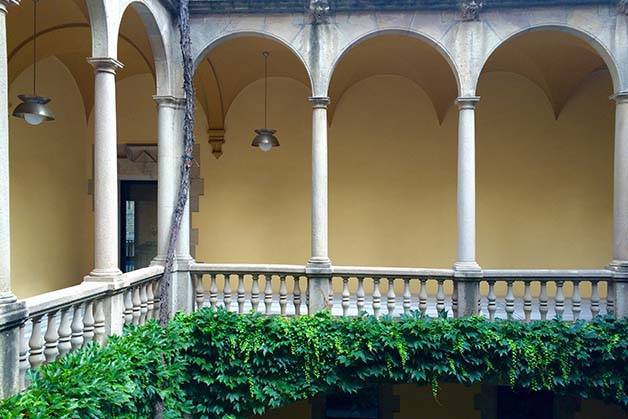 Barcelona gothic quarter: terrace and cloisters