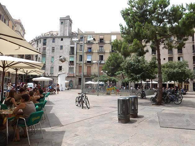 Terraces on the Plaça George Orwell: a lively and festive place to relax