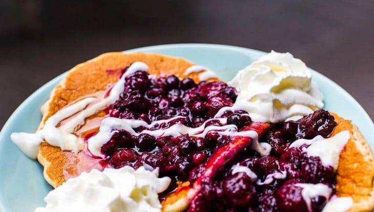 Mostassa: berry pancakes