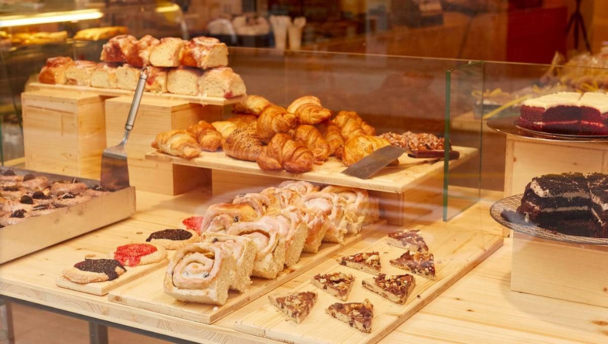 Vitrine de gâteaux, cookies et roulés du café Demasié