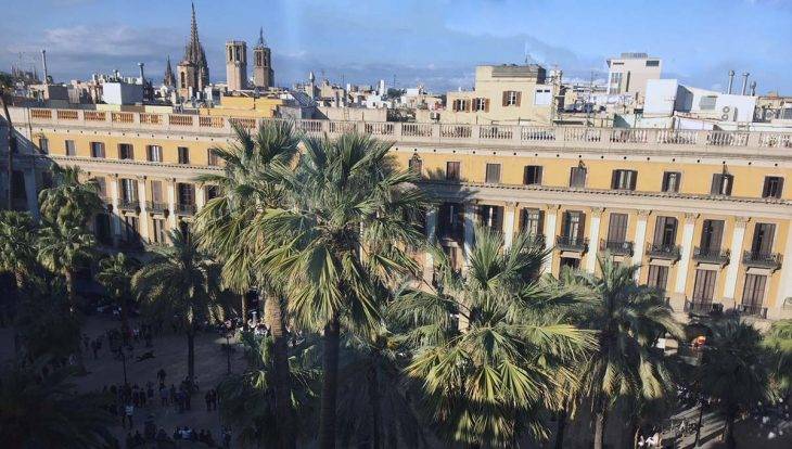 youth hostels in Barcelona, Plaça Reial: view from terrace