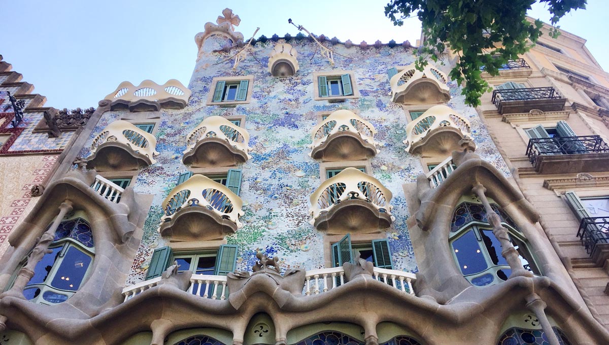 casa batllo from below